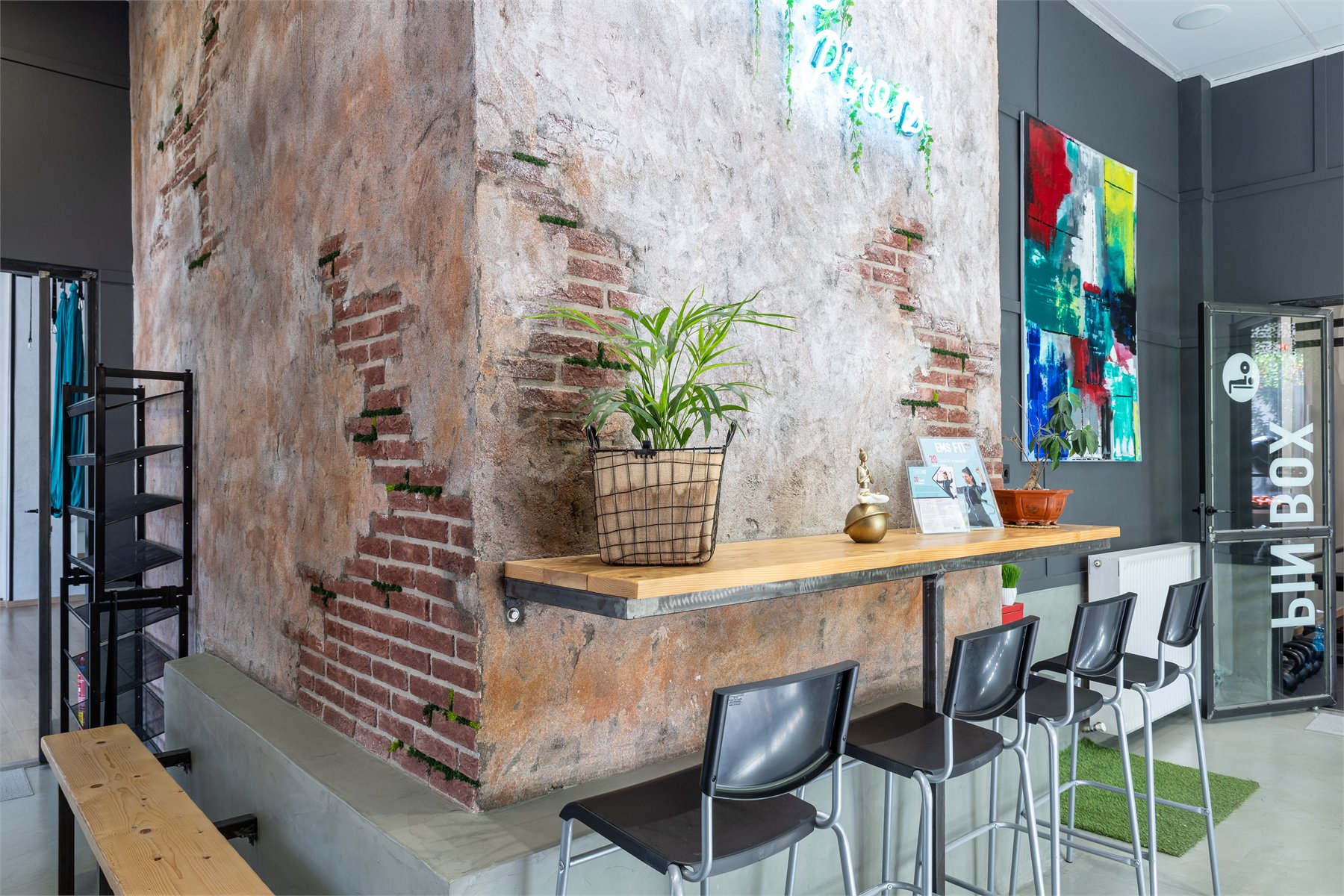 Reception & χώρος αναμονής στο PIN42 Fitness Studio Θεσσαλονίκης